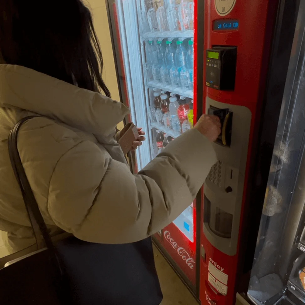Participant1 interact with payment terminal